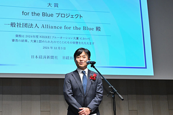 第1回NIKKEIブルーオーシャン大賞の大賞を受賞。企業と協働した廃棄漁網の利活用などが評価